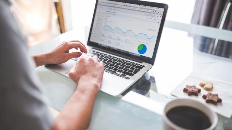 Coût de maintenance par chambre hôtelière : benchmarks, calcul et leviers d’optimisation
