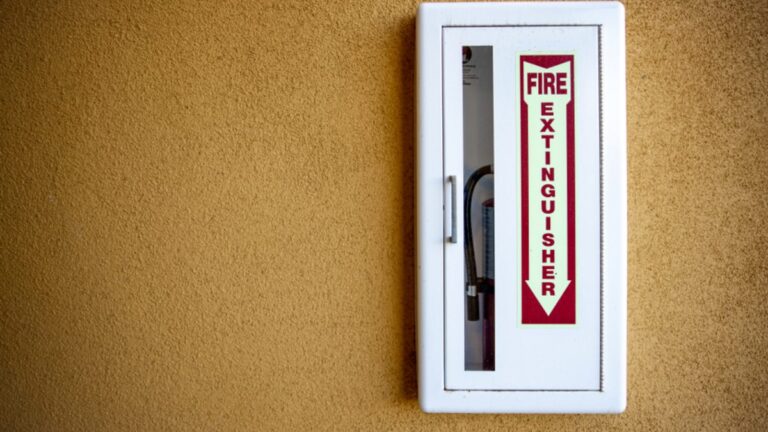 Accessibilité PMR en hôtel : obligations, équipements et conformité