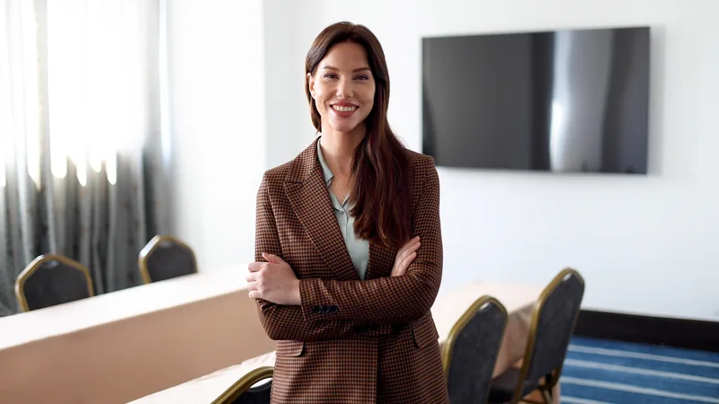 Directrice d'hôtel dans son bureau