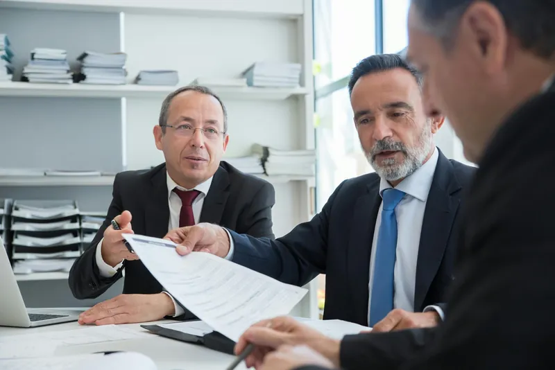 Propriétaire d'hôtel passant en revue le suivi des interventions